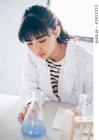 実験する女性 実験する女性 43913355