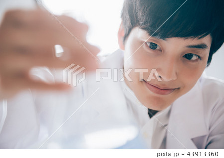 実験する男性 43913360