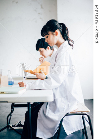 実験する二人 43913364