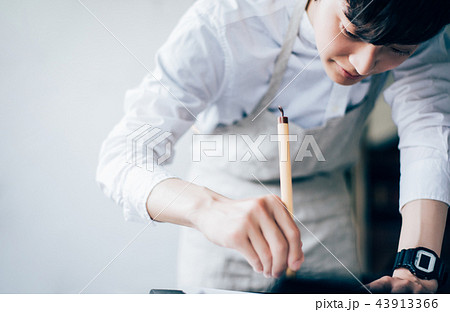 習字を書く男性 43913366