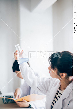 実験する二人 実験する二人 43913376