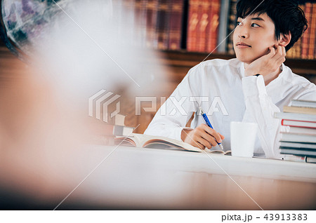 図書館で本を読む男性 43913383