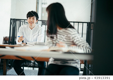 授業を受ける二人 授業を受ける二人 43913391