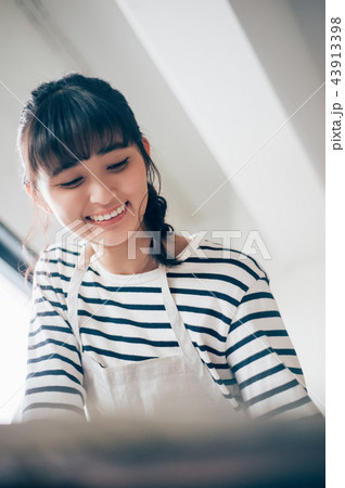 書道をする女性 書道をする女性 43913398