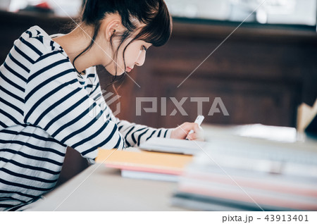 カフェで勉強する女性 43913401
