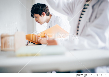 実験する二人 43913402