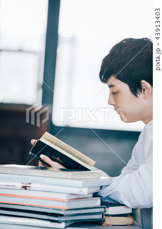 カフェで勉強する男性 カフェで勉強する男性 43913403