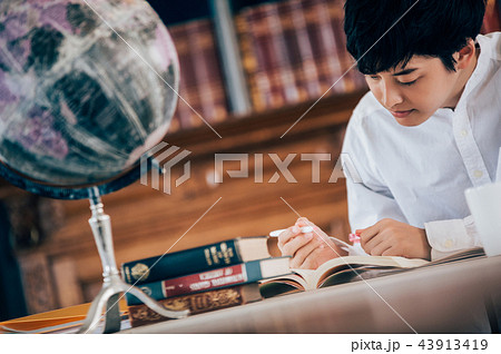 図書館で本を読む男性 43913419