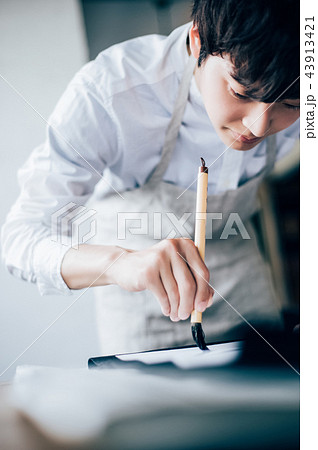 習字を書く男性 習字を書く男性 43913421
