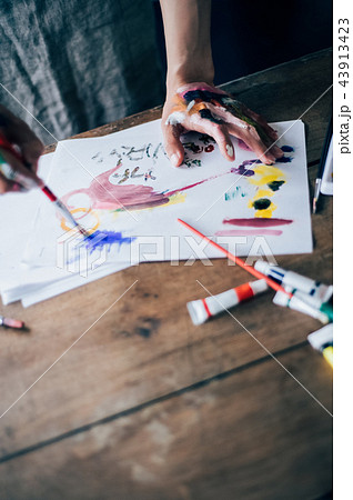 絵を描く男性の手元 絵を描く男性の手元 43913423