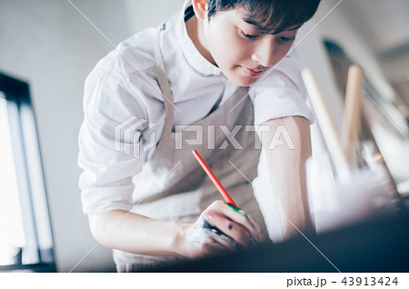 絵を描く男性 絵を描く男性 43913424