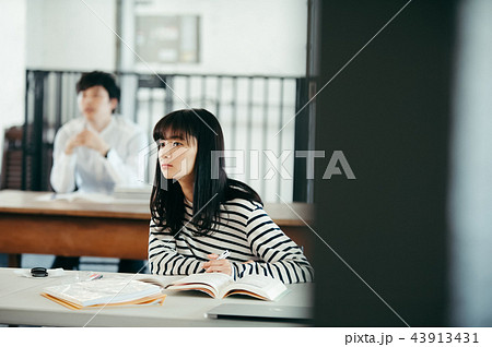 授業を受ける女性 授業を受ける女性 43913431