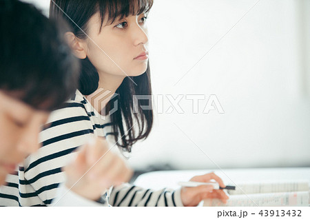 授業を受ける女性 43913432