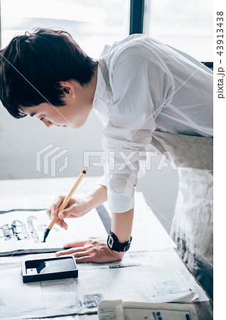 書道をする男性 書道をする男性 43913438