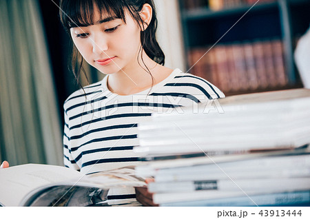 図書館で本を読む女性の写真素材