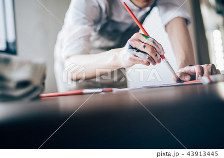 絵を描く男性の手元 43913445