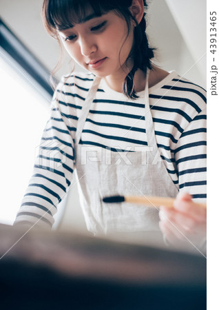 書道をする女性 書道をする女性 43913465