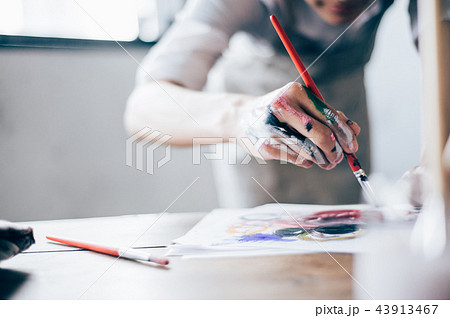 絵を描く男性の手元 絵を描く男性の手元 43913467
