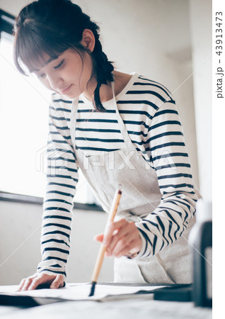 書道をする女性 43913473
