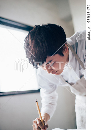 書道をする男性 43913474
