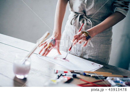 絵を描く女性の手元 絵を描く女性の手元 43913478