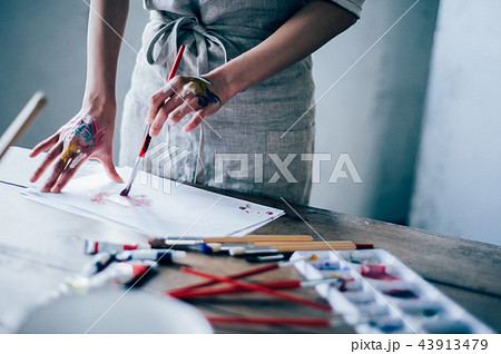 絵を描く女性の手元 絵を描く女性の手元 43913479