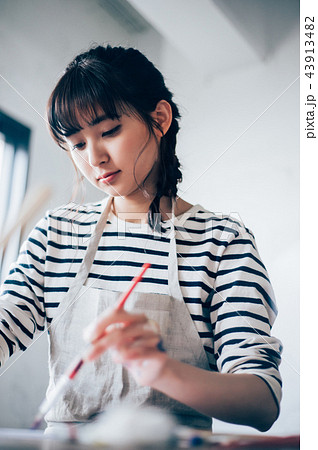 絵を描く女性 43913482