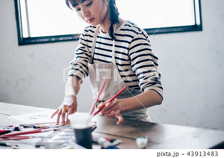 絵を描く女性 絵を描く女性 43913483