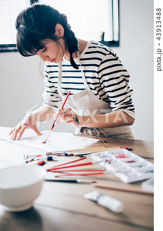 絵を描く女性 43913488