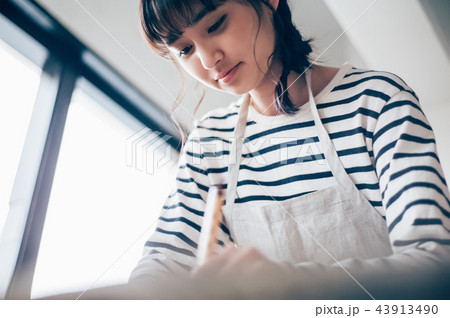 書道をする女性 43913490