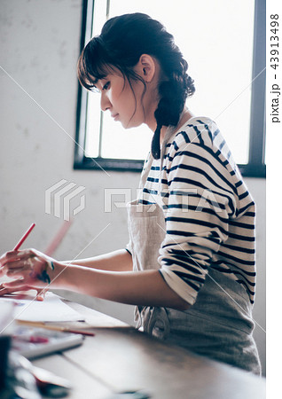 絵を描く女性 絵を描く女性 43913498