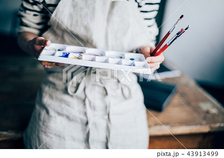 絵を描く女性の手元 絵を描く女性の手元 43913499