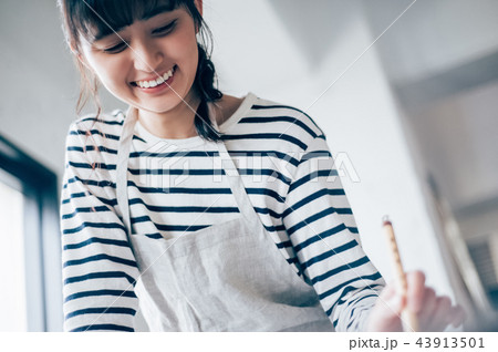 書道をする女性 43913501