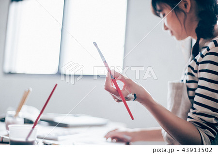 絵を描く女性 絵を描く女性 43913502