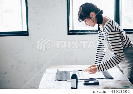 書道をする女性 書道をする女性 43913506