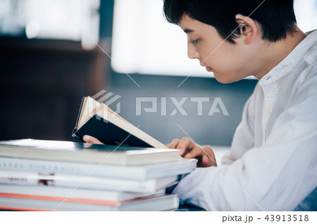 カフェで勉強する男性 カフェで勉強する男性 43913518