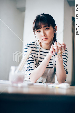 絵を描く女性 絵を描く女性 43913520
