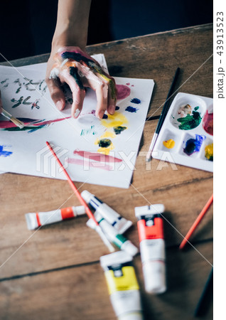 絵を描く男性の手元 43913523