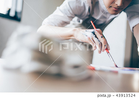 絵を描く男性の手元 絵を描く男性の手元 43913524