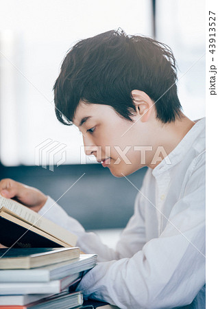 カフェで勉強する男性の写真素材