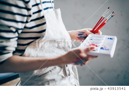 絵を描く女性の手元 43913541