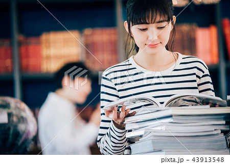 図書館で本を読む二人 図書館で本を読む二人 43913548