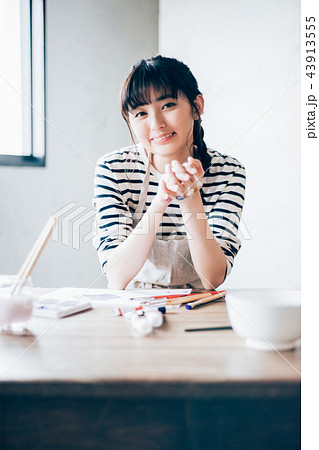 絵を描く女性 43913555
