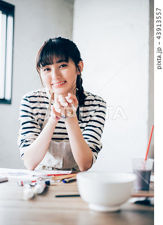 絵を描く女性 43913557
