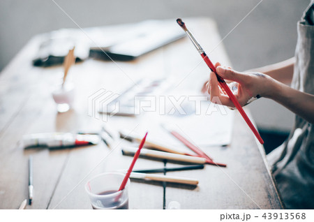 絵を描く女性の手元 絵を描く女性の手元 43913568