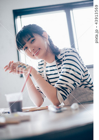 絵を描く女性 43913569