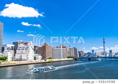 東京都 スカイツリー 隅田川と遊覧船の写真素材