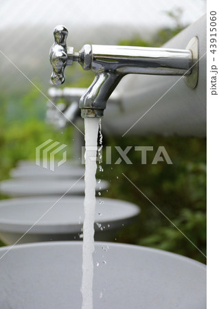 water tap with water flow out from tap 43915060