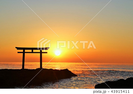 茨城県 大洗磯前神社と夜明けの太陽の写真素材