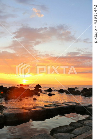 北海道　水無海浜温泉と夜明けの太陽 43915442